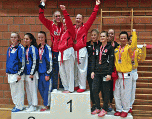 Gull til Gitte (v.), Ariana og Maria i kumite senior dame