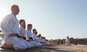 Meditasjon i solnedgangen på stranden