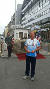 Shihan Henriksen ved Checkpoint Charlie