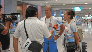 Shihan Henriksen og Mariam intervjues av japansk tv på flyplassen