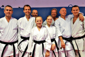 De nye dangraderte- Foran: Thea. Andre rekke fra v.: Nicholas, Thomas,Vilde, Sven og Kjell. Bak: Shihan Henriksen og sensei Kelmendi 