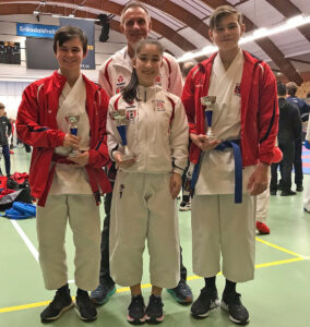 Medaljeveinnerne Cornelius, Amanda og Olai med coach Mikael (bak)